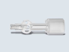 Eine transparente, gläserne Pipette mit runder Öffnung und einer rechteckigen Basis. Die Pipette hat einen schmalen, geraden Hals und eine geschlossene Spitze. Sie liegt auf einem hellen Hintergrund.