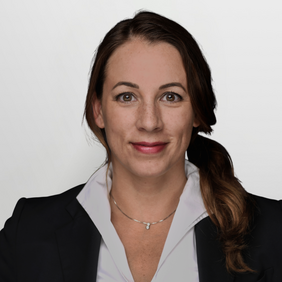 Pia Daub - Vice President Sales Deutschland Professionelles Porträt einer Frau mit langen, braunen Haaren, die einen schwarzen Blazer und ein weißes Hemd trägt. Sie lächelt leicht in die Kamera vor einem neutralen Hintergrund.